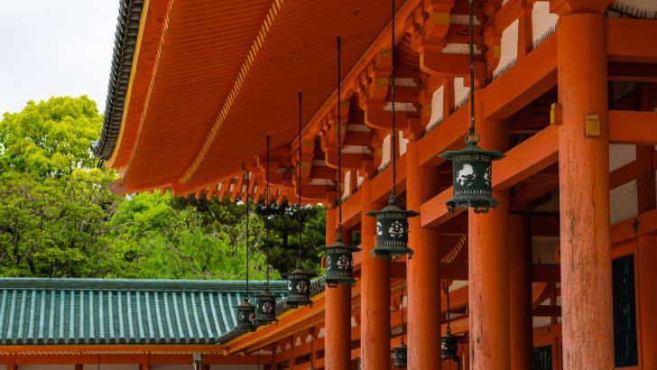平安時代の赤い柱の建物