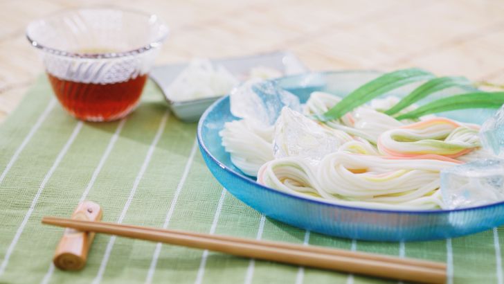 青いガラスの器に盛られたそうめん