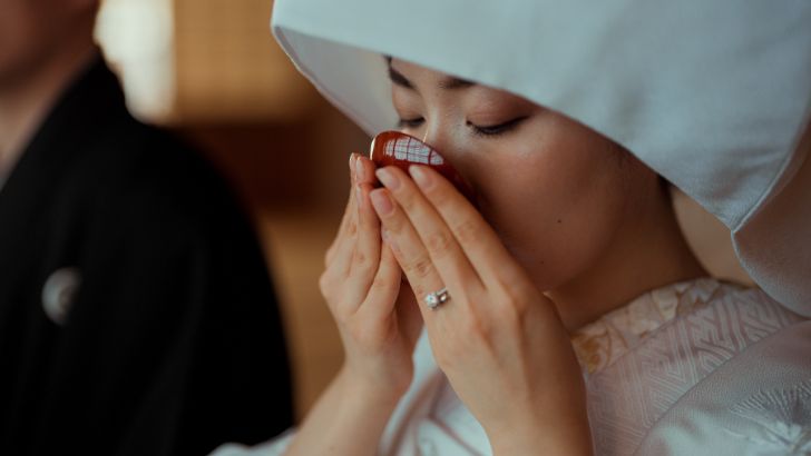 和装で三々九度をする新郎新婦