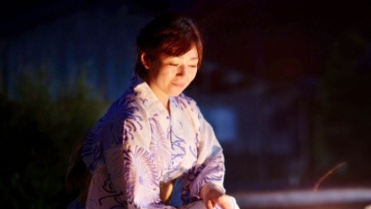 浴衣で花火をする女性