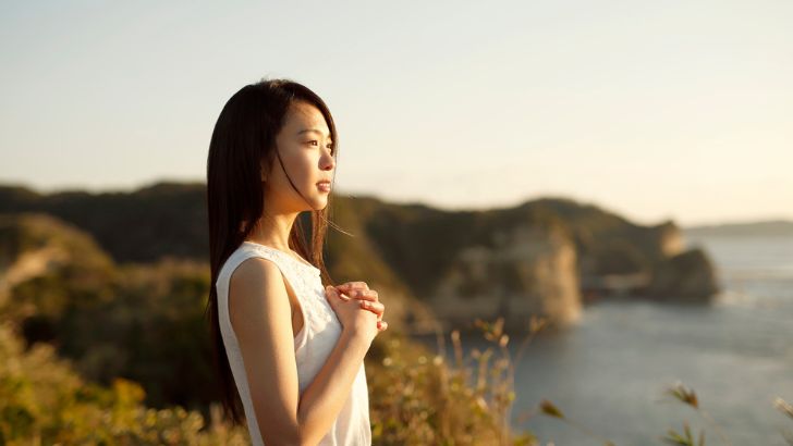 岸壁に立つ女性