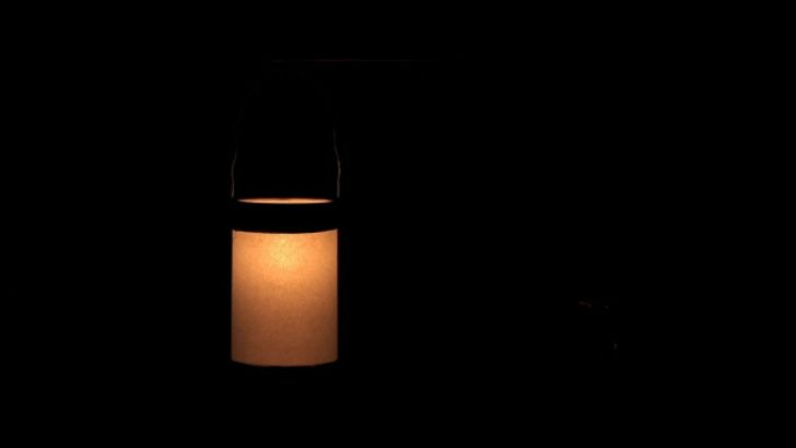 暗い部屋に行燈のほの明かり