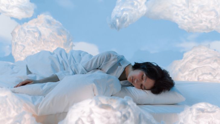 眠る女性と夢の中