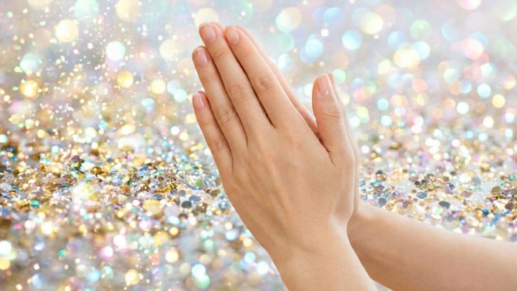 合掌して祈る女性の手